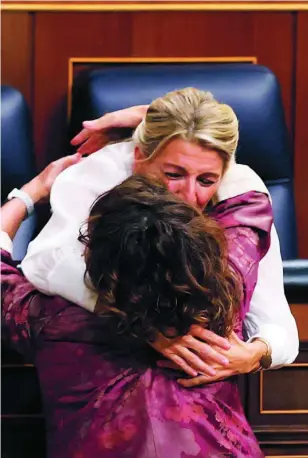  ?? EFE ?? Yolanda Díaz y María Jesús Montero se abrazan en el Congreso