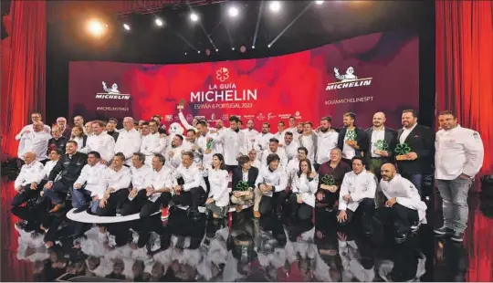  ?? ERNESTO AINAUD ?? Los cocineros distinguid­os con sus estrellas, en la gala que tuvo lugar en el Palacio de Congresos de Toledo.