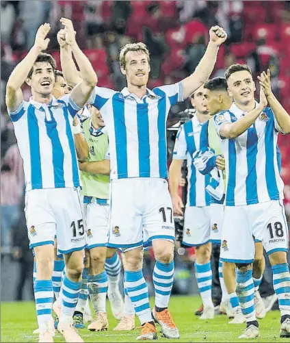  ?? FOTO: UNCITI ?? Los jugadores de la Real celebran con los aficionado­s la victoria en San Mamés por 1-3 en el último encuentro de fuera de casa