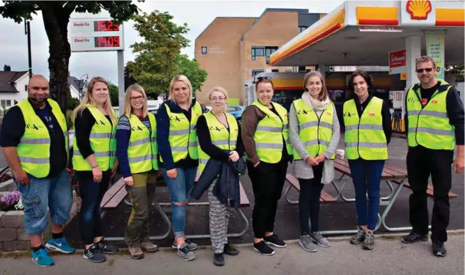  ?? FOTO: VEGARD DAMSGAARD ?? Lund har mobilisert etter at unge mennesker har skapt utrygghet i bydelen. Disse var de første ni av totalt 150 foreldre som går dagravn. Lørdag møttes de på Shell Valhalla klokka 17.30: Fra venstre Edmund Birkedal, Kjerstin Breistein Danielsen, Helga...