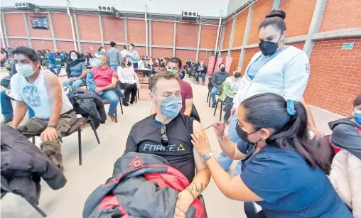  ?? ALBERTO HIERRO ?? Enfermeros inmunizan a adultos en la Universida­d del Valle de México