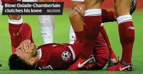  ?? REUTERS ?? Blow: Oxlade-Chamberlai­n clutches his knee