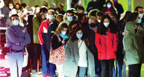  ?? EFE ?? Centenares de personas guardan cola para obtener una PCR gratuita, en el Hospital Clínico de Santiago