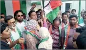  ?? PIC/MPOST ?? Workers hold TMC flags after joining the party