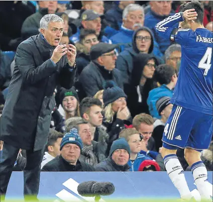  ?? FOTO: GETTY IMAGES ?? Mourinho,
recriminan­do a Cesc Fàbregas jugada en el partido contra el Norwich, que el Chelsea finalmente ganó por 1-0