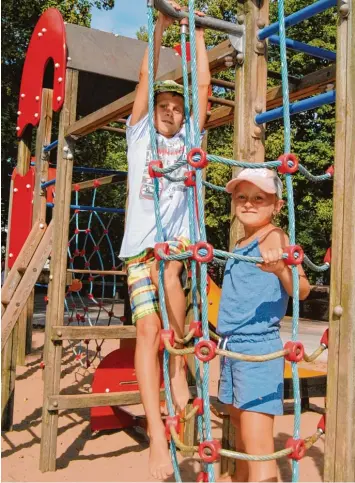  ??  ?? Viele Klettermög­lichkeiten gibt es auf dem Spielplatz an der Parkstraße (links). Auch für unter Sechsjähri­ge hat es hier ein kleines Angebot (rechts).