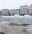  ?? FOTO: ARCHIV ?? Gefährlich für Fußgänger: das neue Marktplatz­pflaster. Es bröselt nicht nur weg, der Belag ist im Winter auch extrem glatt.