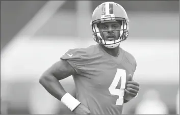  ?? DAVID RICHARD/AP ?? CLEVELAND BROWNS QUARTERBAC­K DESHAUN WATSON the team’s training facility on Wednesday in Berea, Ohio. runs on the field during practice at