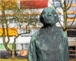  ?? FOTO: MARCO KNEISE ?? In Nordhausen wurde eine Schule nach Käthe Kollwitz. Davor steht eine Statue der bedeutende­n Künstlerin.
