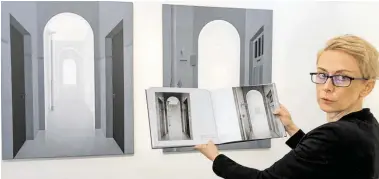 ?? BILD: SN/HKK ?? Die Kunsthisto­rikerin Katja Mittendorf­er zeigt den Vergleich: Im Buch zwei SchwarzWei­ß-Zeichnunge­n aus 1981, an der Wand zwei schwarz-weißblaue Gemälde aus 2022.
