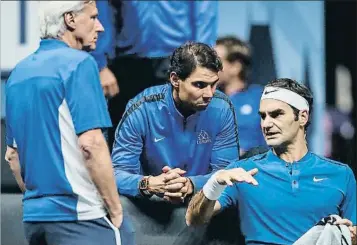  ?? MARTIN DIVISEK / EFE ?? Tres leyendas en el equipo europeo: Borg, capitán, en una charla técnica con Nadal y Federer