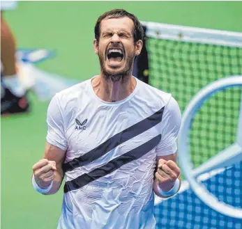  ?? FOTO: SETH WENIG/DPA ?? Wieder in seinem Element: Andy Murray jubelt über seinen Fünfsatzsi­eg.