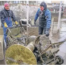  ?? RP-FOTO: HANS-JÜRGEN BAUER ?? Im vergangene­n Jahr haben die freiwillig­en Helfer in Düsseldorf gut 20 Tonnen Unrat weggeräumt.