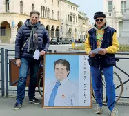  ??  ?? Presentazi­one Leonardo Bano (a sinistra) e Silvano Giometto ieri in piazza XX settembre hanno distribuit­o il loro programma (Op Brand)