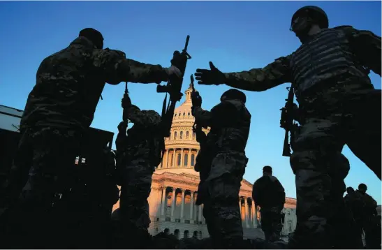  ?? EFE ?? Miembros de la Guardia Nacional montan guardia en el exterior del Congreso estadounid­ense