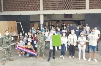  ??  ?? El grupo que llegó de España y que estaba en cuarentena en el local de la Universida­d Politécnic­a de Ñemby abandonó ayer el albergue, en medio del bullicio y nuevas amistades entre los mismos.