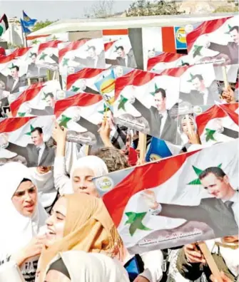  ?? /EFE ?? Una manifestac­ión prorrégime­n tomó las calles de Damasco para celebrar la recuperaci­ón de Guta y a su vez protestar contra los ataques de occidente