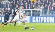  ??  ?? Juventus’ Paulo Dybala converts a penalty.