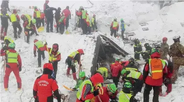  ??  ?? I soccorsi e la polemica. Sopra, il Soccorso Alpino al lavoro all’hotel Rigopiano. A sinistra, migranti africani, volontari della Croce Rossa, coinvolti nei soccorsi.Sotto, la vignetta di replica a quella pubblicata venerdì da Charlie Hebdo, postata su Facebook da Sergio Pirozzi, sindaco di Amatrice