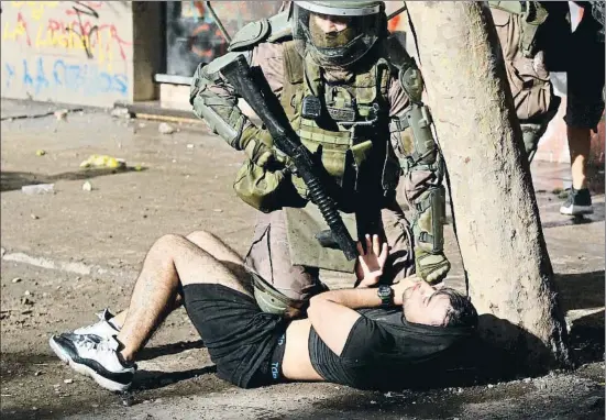  ?? GORAN TOMASEVIC / REUTERS ?? Un policía deteniendo a un manifestan­te el pasado miércoles en Santiago de Chile