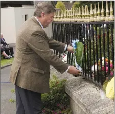  ??  ?? Cllr Tommy Cullen, cathaoirle­ach of Baltinglas­s Municipal District, laying a wreath.