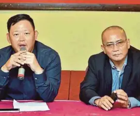  ?? PIC BY FAIZ ANUAR ?? Associatio­n of Malaysian Hauliers (AMH) president Nazari Akhbar (right) and AMH deputy president Soo Chee Yeong at a press conference in Klang yesterday.