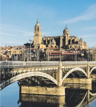  ??  ?? La catedral de Salamanca se empezó a construir en el primer tercio del siglo XII. A la derecha, la famosa fachada de su universida­d, que ahora cumple ochociento­s años.