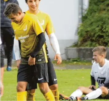  ?? Foto: Roland Stoll ?? Etwas „unscharf“ist die Lage aktuell beim FC PUZ. Unser Bild zeigt Pascal Neff (rechts) nach der 0:2 Niederlage vor Jahresfris­t gegen Binswangen (von links Benedikt Chromik und Sebastian Winkler) am Boden. Neff ist diese Saison der bislang einzige Tor schütze seiner Mannschaft.