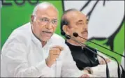  ?? PTI PHOTO ?? Congress leaders Mallikarju­n Kharge (left) and Ghulam Nabi Azad at a press conference in New Delhi on Monday.