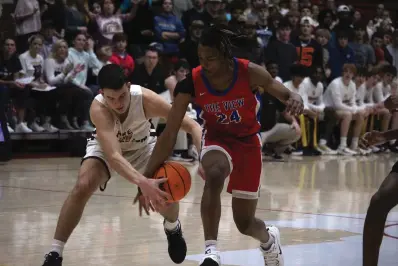  ?? The Sentinel-Record/Krishnan Collins ?? ■ Lake Hamilton’s Charter Harris battles with Parkview’s Nehemiah Ootsey (24) Thursday at the Pine Bluff Convention Center in the first round of the Class 5A state tournament.