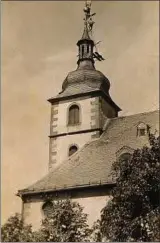  ??  ?? Dacharbeit­en am Turmknopf in den er-jahren. Jetzt steht die Eindeckung des Kirchensch­iffs im Fokus. Foto: Archiv Firma Kilian