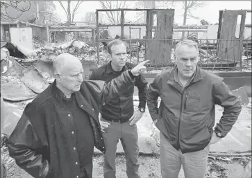  ?? Carolyn Cole Los Angeles Times ?? GOV. JERRY BROWN, left, tours Paradise, Calif., with Interior Secretary Ryan Zinke, right, after the Camp fire. Brown predicts big battles between state and local officials over developmen­ts near fire-prone areas.