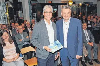  ?? FOTO: GERD MÄGERLE ?? OB Norbert Zeidler (r.) charakteri­sierte Christian Kuhlmann zu dessen 60. Geburtstag mit treffenden und humorvolle­n Worten.