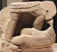  ?? MIGUEL HERMOSO CUESTA ?? Un guerrero íbero pasa por encima de un contrincan­te abatido en uno de los relieves del monumento ibérico B de Osuna (siglo II a. C.)