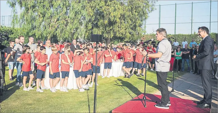  ??  ?? Jordi Roura, máximo responsabl­e del fútbol formativo amateur, durante la comida de fin de temporada de La Masia