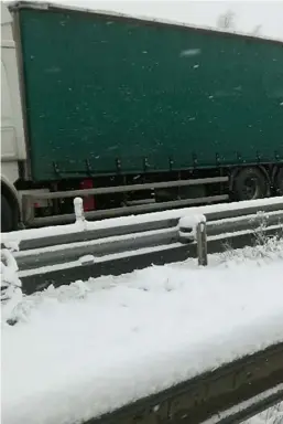  ??  ?? Les camions bloqués par les gendarmes sur la N4 au niveau de la zone logistique du Val Bréon à Châtres.