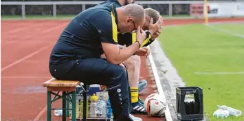  ?? Fotos: Andreas Lenuweit ?? Der TSV Mindelheim spielte eine katastroph­ale Rückrunde. Da mochte selbst Trainer Marco Henneberg manchmal nicht mehr hin sehen.