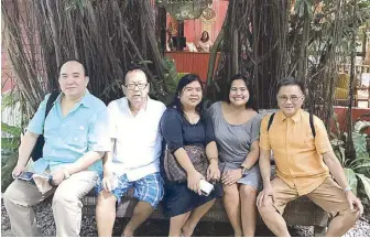  ??  ?? Your Funfarer at the Bee Farm with (from left) STAR contributo­rs Edmund Silvestre and Raoul Tidalgo, lunch host-cum-‘tour guide’ Ivy Castillon and balikbayan Boholana Hazel Jala