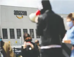  ?? Michael Nagl e / Bloo mberg files ?? Sick pay, COVID-19 precaution­s and user privacy are just a few of the issues that have Amazon employees rankled
as the holiday season officially swings into play.