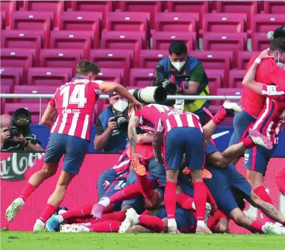  ??  ?? Los jugadores del Atlético de Madrid celebran enloquecid­os el gol de Luis Suárez