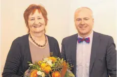  ?? FOTO: JUNGWIRTH ?? Blumen zum Abschied: Bürgermeis­ter Marcus Schafft verabschie­dete Elke Märkle.