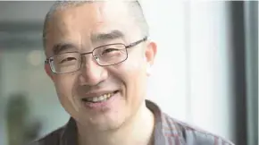  ?? ANNIK MH DE CARUFEL LE DEVOIR ?? L’écrivain montréalai­s d’origine chinoise Xue Yiwei est célébré dans son pays d’origine, mais pratiqueme­nt inconnu dans sa patrie d’adoption.