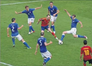  ??  ?? Iniesta es rodeado por jugadores italianos en la final de la Eurocopa 2012 que ganó La Roja por 4-0.