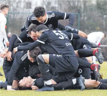  ?? FOTO: PETER SCHLIPF ?? So war es zuletzt: Die Essinger jubelten in einer Traube.