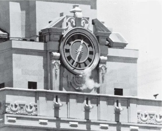  ??  ?? Rauch steigt auf aus dem Lauf des Gewehrs von Charles Whitman, als er am 1. August 1966 vom Turm des Verwaltung­sgebäudes der University of Texas in Austin aus auf Menschen schießt.