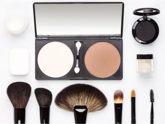  ??  ?? There’s nothing more satisfying than a full make-up kit (Getty Images/iStockphot­o)