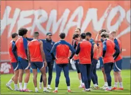  ?? ?? Charla de Simeone a sus jugadores antes de un entrenamie­nto.