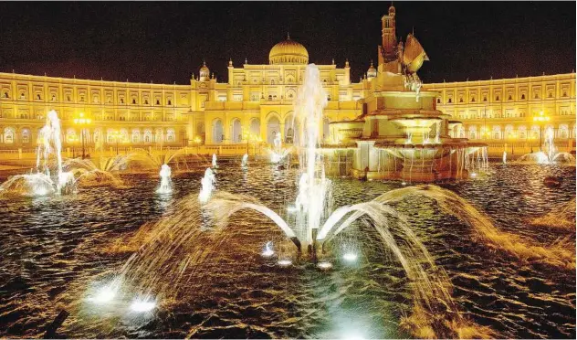 ?? Kamal Kassim / Gulf Today ?? ↑ The fountains of the Sharjah Municipali­ty make the environs rhythmic.