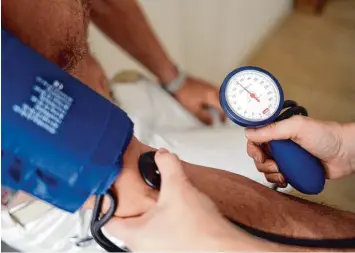  ?? Foto: Maurizio Gamb, dpa ?? Ein zu hoher Blutdruck ist gefährlich. Oft wird Hypertonie mit Medikament­en behandelt. Betroffene können aber auch selbst ei niges tun, um das Problem in den Griff zu bekommen.