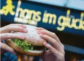  ?? Foto: Matthias Balk, dpa ?? „Hans im Glück“wurde 2010 als Gegenentwu­rf zu McDonald’s und Burger King gegründet.